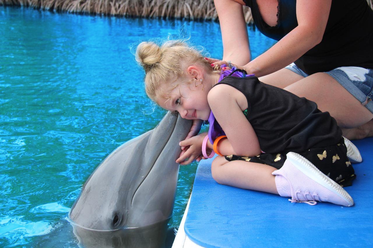 DOL_Little_Girl_Dolphin_Kiss